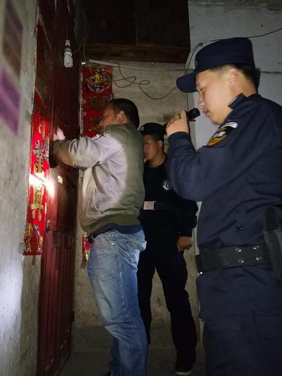 汉中粗心妈妈误将幼女锁家中 民警全城寻开锁师傅开门